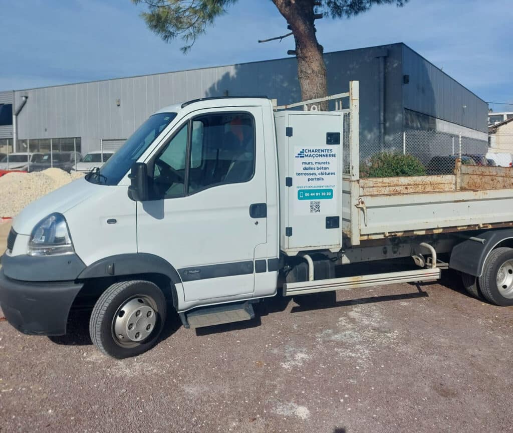 Camion de Charentes-Maçonnerie en Charente
