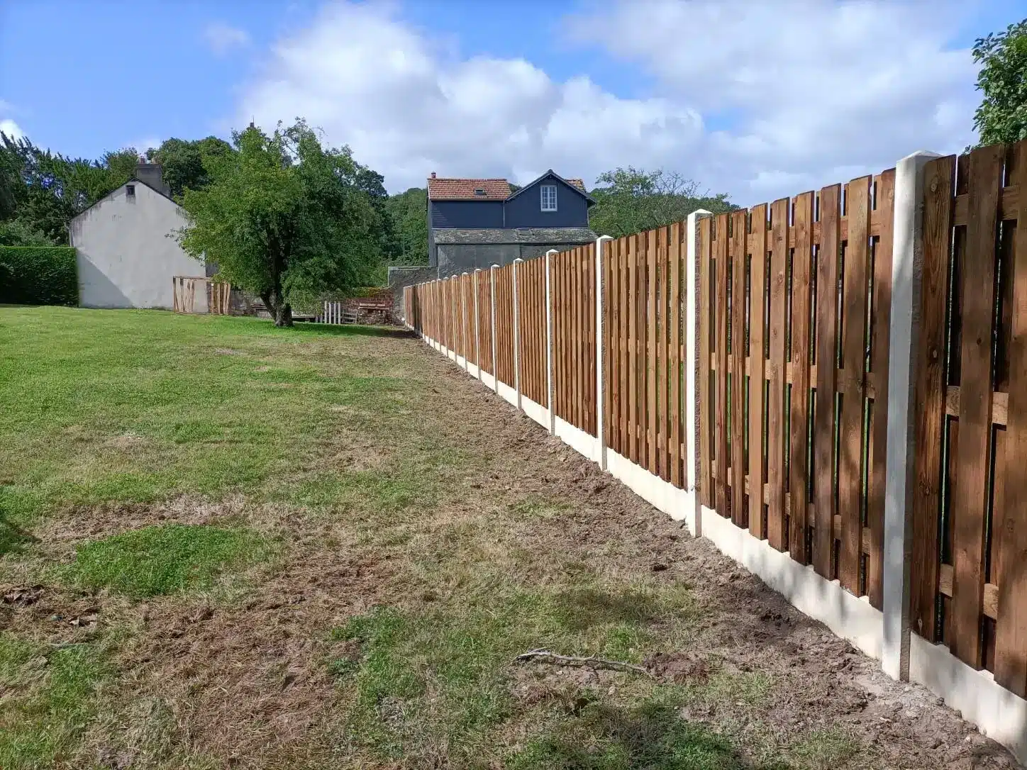 Vue sur une clôture en bois réalisé par Charente-Maritime, des poteaux et des murs qui ont été réalisés