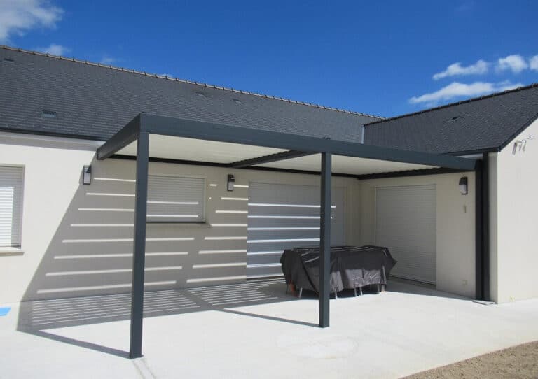 Pergola réalisée sur-mesure et adossée à une maison, avec un travail de maçonnerie de Charentes-Maçonnerie