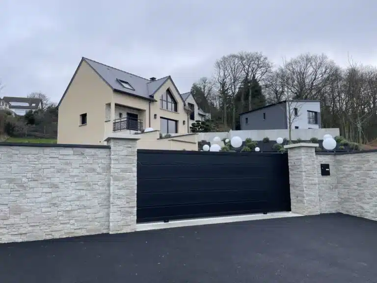 Installation de portail en Charente, vue sur un portail avec des murs en pierre