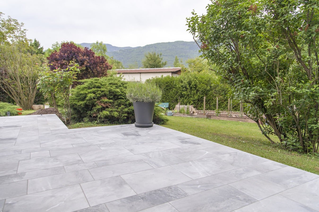 gros plan sur une terrasse aménagée à Cognac avec Charente maçonnerie