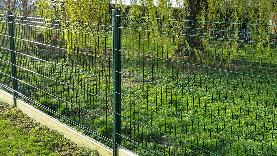 Pose d’une clôture grillagée sur terrain en pente à Barbezieux
